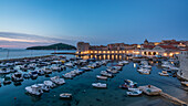 Frühmorgens am Hafen der Altstadt von Dubrovnik, Dalmatien, Kroatien.