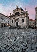 Frühmorgens vor der Kirche Sveti Vlaho, oder Blasiuskirche in der Altstadt von Dubrovnik, Dalmatien, Kroatien.