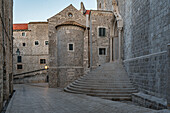 Frühmorgens durch die menschenleeren Gassen der Altstadt von Dubrovnik, Dalmatien, Kroatien.