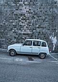 Altes Auto außerhalb der Stadtmauern der Altstadt von Dubrovnik, Dalmatien, Kroatien.