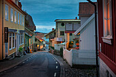 Strasse im Dorf Fjällbacka bei Nacht, an der Westküste in Schweden\n