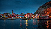 Hafen und Skyline von Fjällbacka bei Nacht, an der Westküste in Schweden 