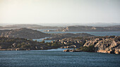 Küste mit Inseln bei Fjällbacka bei Tag an der Westküste in Schweden 