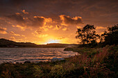 Sonnenuntergang am See auf der Schäreninsel Tjörn im Westen von Schweden\n
