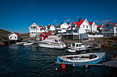Hafen und weiße schwedische Häuser im Dorf Klädesholmen auf der Schäreninsel Tjörn im Westen von Schweden\n