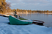 Verschneite Boote am Särkijervi, Muonio, Lappland, Finnland