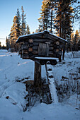 Holzverschlag, früher genutzt als natürlicher Kühlschrank, Torassieppi, Muonio, Lappland, Finnland