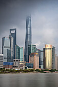 Blick auf Skyline von Pudong, Shanghai, Volksrepublik China, Asien