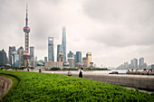 Blick auf Skyline von Pudong, Huangpu Park, Shanghai, Volksrepublik China, Asien
