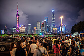 Menschenmassen bei Nacht, The Bund, Blick auf Skyline von Pudong, Shanghai, Volksrepublik China, Asien