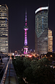 Fernsehturm Oriental Pearl Tower in Pudong beleuchtet bei Nacht, Pudong, Shanghai, Volksrepublik China, Asien
