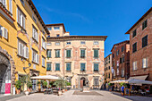 Puccinimuseum mit Puccinistatue in Lucca, Provinz Lucca, Toscana, Italien