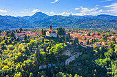 Luftbild von Barga im Garfagnanatal, Provinz Lucca, Toscana, Italien