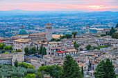 Sonnenuntergang mit Blick zur Kathedrale San Rufino in Assisi, Provinz Perugia, Umbrien, Italien