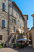 Gasse mit Restaurant in Assisi, Provinz Perugia, Umbrien, Italien