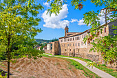 Die Monastero Delle Agostiniane Di S. Margherita mit Stadtmauer in Bevagna, Provinz Perugia, Weinstrasse Sagrantino, Umbrien, Italien