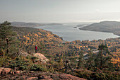 Mann blickt von Berg Skuleberget auf die Küste von Höga Kusten im Osten von Schweden\n