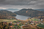 Landschaftspanorama mit Inseln von Höga Kusten am Berg Stortorget im Osten von Schweden im Herbst\n