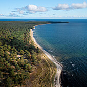 Küstenpanorama am Lyckesand Strand auf der Insel Öland im Osten von Schweden von oben bei Sonne\n