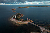 Küste und Leuchtturm Lange Erik im Norden der Insel Öland im Osten von Schweden von oben bei Sonne\n