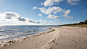 Lyckesand Strand auf der Insel Öland im Osten von Schweden bei Sonne und blauem Himmel 
