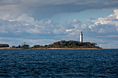 Leuchtturm Lange Erik im Norden der Insel Öland im Osten von Schweden bei Sonne\n