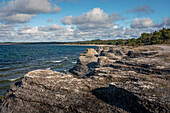 Küste der Insel Öland mit Kalksteinfelsen in Schweden bei Sonne und blauem Himmel\n