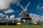 Größte Windmühle Sandviks Kvarn auf der Insel Öland im Osten von Schweden bei Sonne 