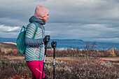 Frau wandert im Pieljekaise Nationalpark im Herbst in Lappland in Schweden\n