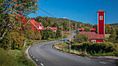 Rote schwedische Häuser im Ort Hälla in Dalarna, Schweden\n