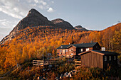 Berghütte STF Vakkotavare unter Bergen im Stora Sjöfallet Nationalpark im Herbst in Lappland in Schweden\n