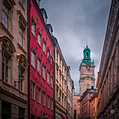 Hausfassaden mit Kirche Tyska Kyrkan in der Altstadt Gamla Stan in Stockholm in Schweden\n
