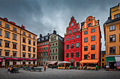 Bunte alte Hausfassaden am Platz Stortorget in der Altstadt Gamla Stan in Stockholm in Schweden\n
