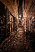 Schmale Gasse Mårten Trotzigs Gränd in Altstadt Gamla Stan in Stockholm in Schweden bei Nacht\n