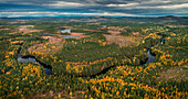 Wilde Landschaft mit Wald und Fluss im Herbst in Jämtland in Schweden von oben\n