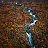 Fluss entlang der Wilderness Road, auf der Hochebene Vildmarksvägen in Jämtland im Herbst in Schweden von oben\n