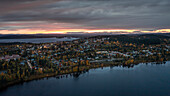 Ort Vilhelmina bei Sonnenuntergang von oben, Lappland Schweden\n