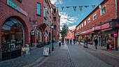 Einkaufsstraße und Fußgängerzone in Ystad in Schweden bei Sonne\n