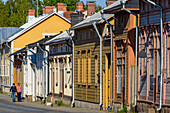 Fussgänger entlang den Holzhäusern in Altstadt von Rauma, Strassenszene, Westküste, Finnland