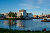 Menschen beim Angeln am Stadthafen, Stadtheater gegenüber, Oulo, Finnland