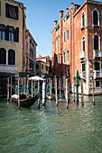 Blick  auf eine Gondel Station in einem Kanal in Venedig, Venezia, Venetien, Italien, Europa