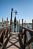 Blick auf die Laterne der Gondelstation am Markusplatz  im Hindergrund die Insel San Giorgio, Venedig, Venetien, Italien, Europa