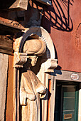 Mann mit Turban, Steinskulptur in einer sÃ¤ulengerahmten Mauernische an tintorettos Haus, Venedig, Venetien, Italien, Europa