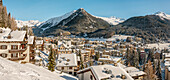 Aussicht auf Davos Dorf im Winter, Graubünden, Schweiz