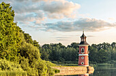 Miniaturhafen und Sachsens einziger Leuchtturm am Fasanenschlösschen bei Schloss Moritzburg, Sachsen, Deutschland