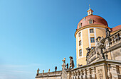 Skulpturen vor dem Schloss Moritzburg, Sachsen, Deutschland