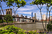 Malerische Aussicht auf Manhattan an der Brooklyn Bridge in New York