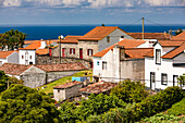Steinhäuser im Dorf Nordestinho im Nordosten der Insel São Miguel, Azoren, Portugal, Europa