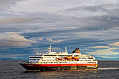 Südgehende Hurtigrute vor Trondheim, Hurtigrute, Tröndelag, Norwegen, Europa