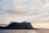 Felsen im Meer am Morgen bei Risöyhamn, Nordland, Norwegen, Europa